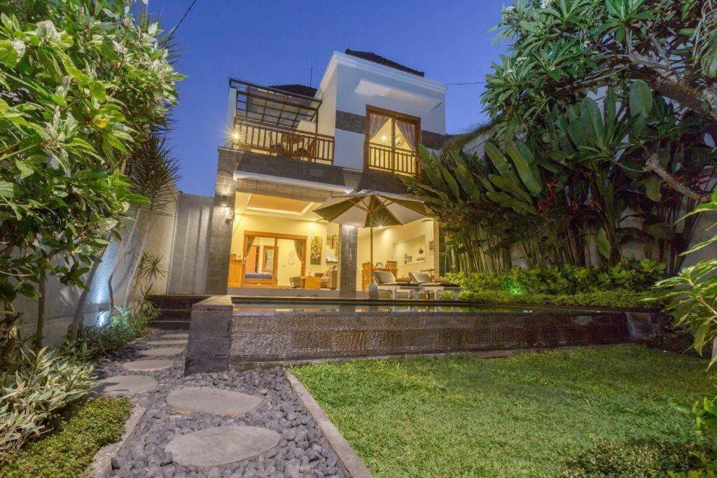 Villa Hitam Putih Legian Bali Seminyak  Exterior photo